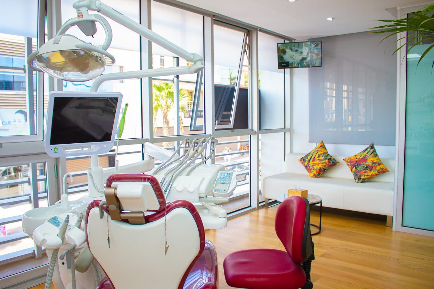 Salle de soins avec équipement dentaire moderne à Agadir